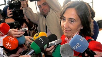La consejera Rosa Aguilar, hoy, antes de entrar en el Parlamento andaluz, hace sus primeras declaraciones tras su nombramiento como ministra.