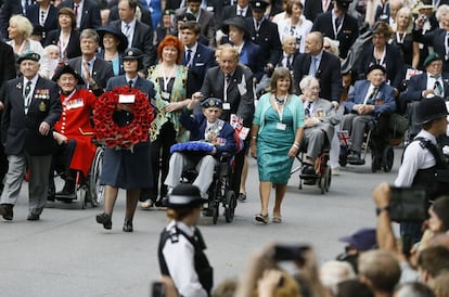 Imagen del desfile para conmemorar el día VJ (Victoria sobre Japón) pasa a lo largo del Whitehall de Londres.