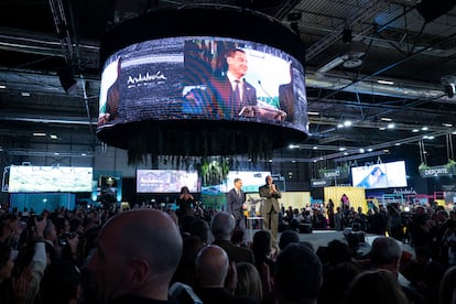 El presidente de Andalucía, Juanma Moreno, inaugura el pabellón de la comunidad andaluza en la Feria Internacional de Turismo, este miércoles.