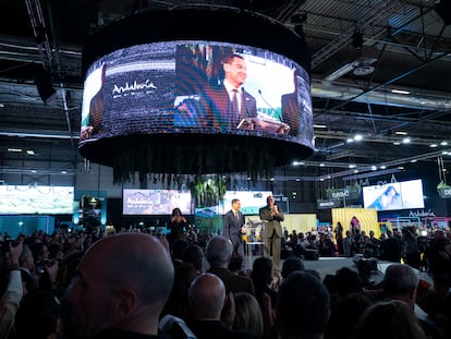 El presidente de Andalucía, Juanma Moreno, inaugura el pabellón de la comunidad andaluza en la Feria Internacional de Turismo, este miércoles.