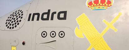 Logotipo de Indra en un avión de la Guardia civil.