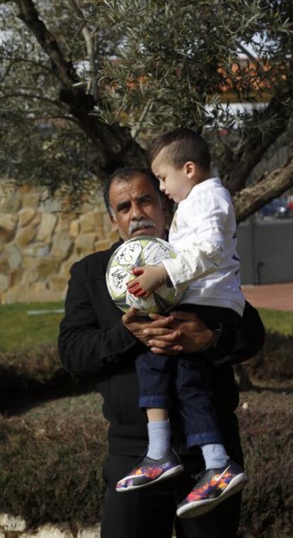 Ahmad, en brazos de su abuelo, este vienes en Madrid.