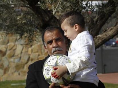 Ahmad, en brazos de su abuelo, este vienes en Madrid.
