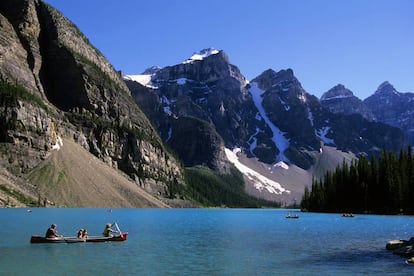 Picos rocosos, lagos glaciares color turquesa (en la foto, el Moraine), bonitos pueblos de montaña, mucha vida silvestre y multitud de rutas y paseos para explorar tanta biodiversidad: caminatas, ciclismo, esquí, o la posibilidad de acampar en uno de los paisajes montañosos más impresionantes del mundo. Es la oferta del parque nacional Banff, el primero creado en Canadá y, según las autoridades de país, “el buque insignia del sistema de parques nacionales” canadienses. Banff forma parte del gran parque de las Montañas Rocosas de Canadá, declarado patrimonio mundial.