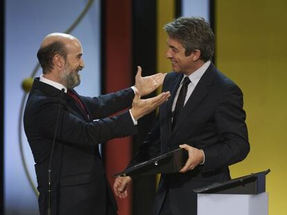 Javier Cámara y, a la derecha, Ricardo Darín al recoger la Concha de plata a mejor actor en el Festival de San Sebastián.