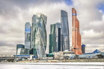 La torre Mercury City, que terminó de construirse en 2013, perdió dos años más tarde esa especie de carrera de la arquitectura del más alto todavía en Europa. Es un impresionante rascacielos de 338,80 metros en el Centro Internacional de Negocios <a href=" https://elviajero.elpais.com/elviajero/2020/04/16/actualidad/1587051938_768654.html" target="_blank">de Moscú</a> (en la foto, la torre delgada color cobre), que ha superado a otras ciudades europeas como París o Londres en número de mega-construcciones. Hay quien lo compara con un mástil con su bandera desplegada, o con una gran escalera hacia el cielo. Dicen quienes lo han visto en directo que su acristalamiento en color cobre le da un aspecto fantástico cuando brilla el sol sobre su fachada, a orillas del río Moskova.