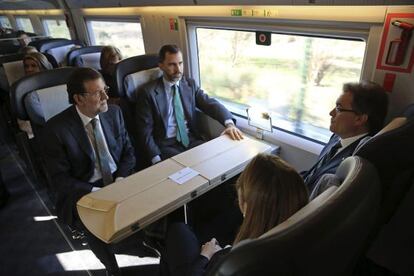 El Príncipe, Mariano Rajoy, Artur Mas y Ana Pastor durante el viaje inaugural de la línea del AVE Barcelona-Girona-Figueres.