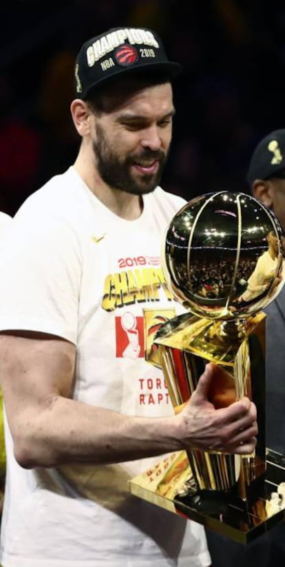 Marc Gasol, amb el trofeu de campió de la NBA.