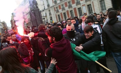 La Policía Nacional ha tenido que intervenir en la Puerta del Sol de Madrid al término de la manifestación convocada por el Sindicato de Estudiantes en contra de los grados de tres años, tras interrumpir un grupo de jóvenes radicales la lectura del manifiesto con el que se ponía fin a la protesta.