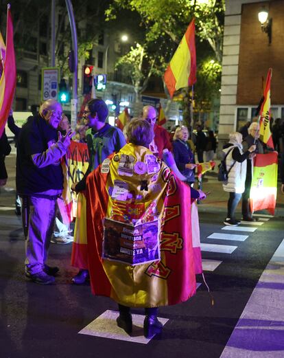 Una mujer porta una bandera de España durante la protesta en calle de Ferraz. Jaime Villanueva/El País