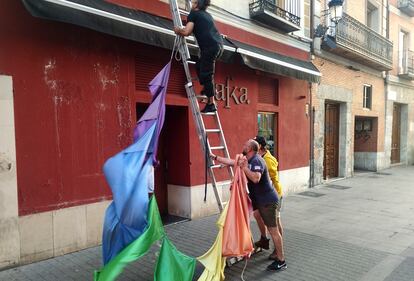 Momento en el que se colocó la bandera de nuevo en el bar Kafka.