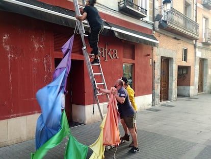 Momento en el que se colocó la bandera de nuevo en el bar Kafka.