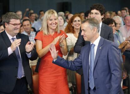 El lehendakari y candidato a la reelecci&oacute;n por el PNV I&ntilde;igo Urkullu, ante el alcalde de Bilbao, Juan Mari Aburto; el diptuado foral Unai Rementeria y la presidenta de Juntas Generales, Ana Otadui.