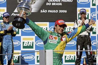 Felipe Massa tambin ha terminado el da feliz. El compa?ero de escudera de Schumacher sali desde la <i>pole position</i> en el circuito de Interlagos y cruz primero la lnea de meta para convertirse en el primer brasile?o que gana el gran premio de de su pas desde 1993, cuando se impuso el ya fallecido Ayrton Senna al volante de un McLaen-Ford. Massa tambin se impuso este a?o en el Gran Premio de Turqua, cuando estren su palmars.