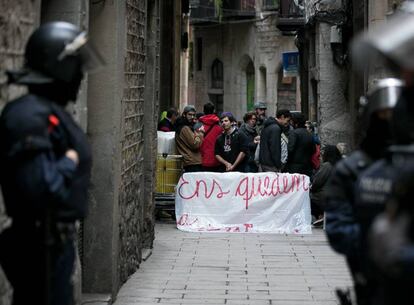 Desalojo de un bloque de pisos en Barcelona, donde en 2017 se denunciaron 3.072 ocupaciones ilegales.