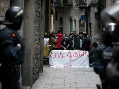 Desalojo de un bloque de pisos en Barcelona, donde en 2017 se denunciaron 3.072 ocupaciones ilegales.