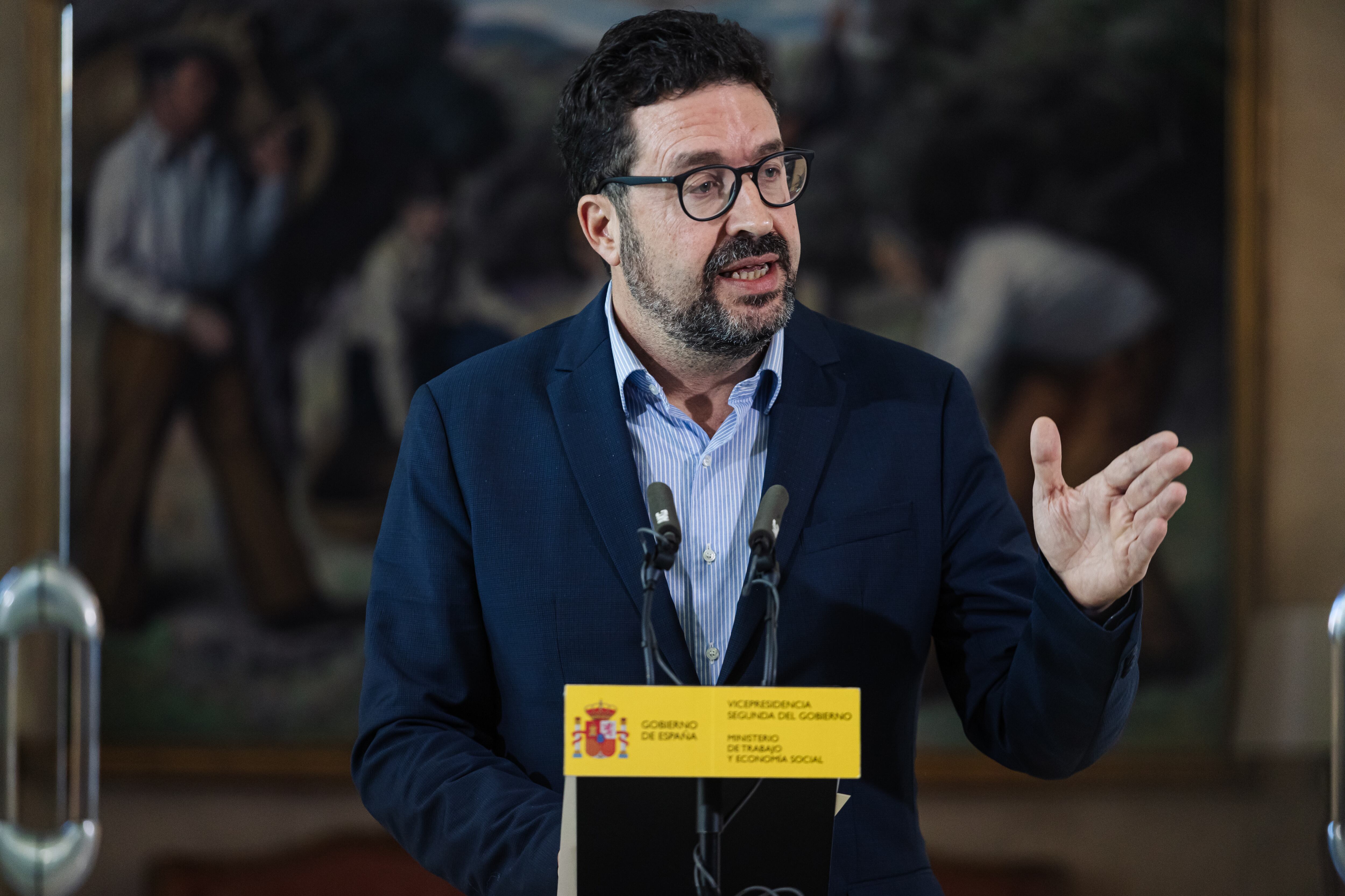 El secretario de Estado de Trabajo, Joaquín Pérez Rey durante la rueda de prensa tras la reunión que ha abordado la subida del SMI, este viernes en la sede del Ministerio de Trabajo.