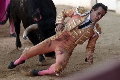 Fandiño en el momento que resbala y cae al suelo.