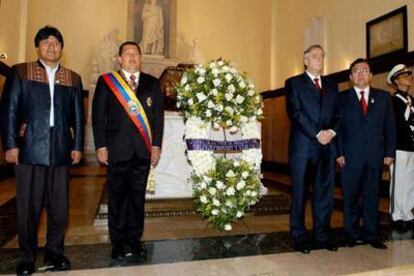 De izquierda a derecha, Evo Morales, Hugo Chávez, Néstor Kirchner y Nicanor Duarte rinden homenaje a Bolívar.