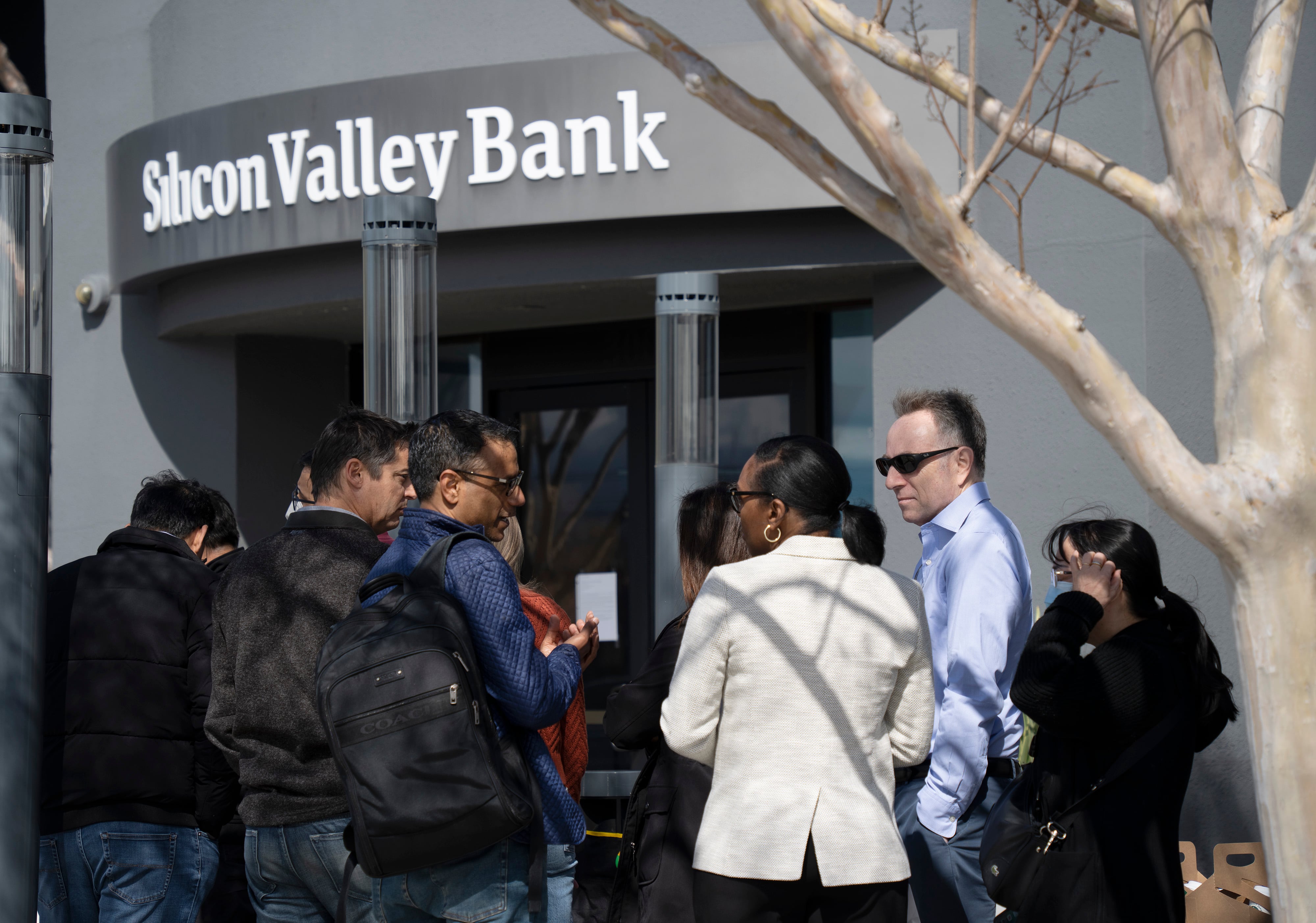 Gente haciendo cola ante la sede del Silicon Valley Bank, en Santa Clara (California, EE UU), en marzo de 2023, tras la quiebra de la entidad.