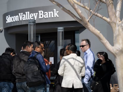 Varias personas hacen cola ante la sede del Silicon Valley Bank (SVB) en Santa Clara (California), el lunes.