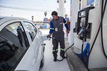 Un trabajador en una estación de gasolina en Tijuana.