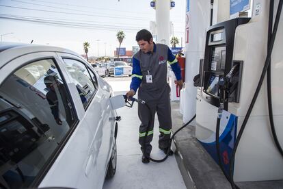 Un trabajador en una estación de gasolina en Tijuana.