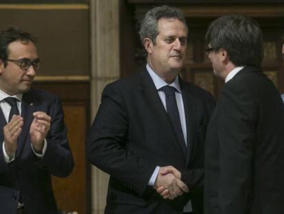 El president Puigdemont saluda el nou conseller d'Interior, Joaquim Forn.