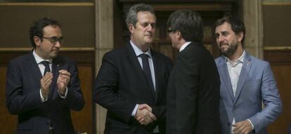 El president Puigdemont saluda el nou conseller d'Interior, Joaquim Forn.