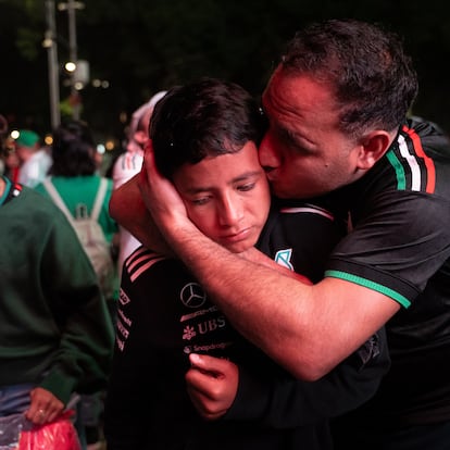 Aficionado consuela a su hijo en Paseo de la Reforma, después del partido contra Inglaterra, el 5 de julio.