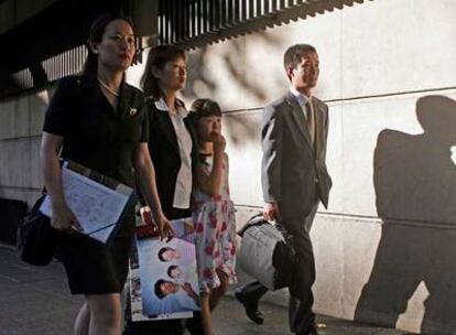 De izquierda a derecha: Chen, Dhai y Zhao, minutos antes de declarar ayer en la Audiencia Nacional.