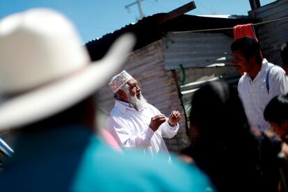 Umar, de 64 años y musulmán del grupo étnico tzotzil, habla con fieles evangélicos en una reunión entre miembros de ambas religiones en una iglesia evangélica en San Juan Chamula, del estado de Chiapas (México).