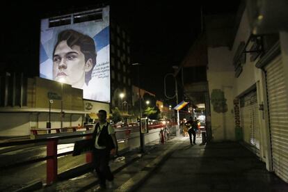 Un mural con el retrato de Juan Gabriel en la avenida Juárez elaborado por el artista Arturo Damasco.