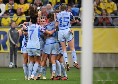 Las jugadora de La Roja celebran con Caldentey el gol de penalti.