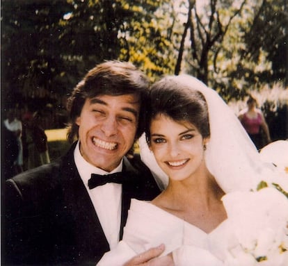 John Casablancas fue el descubridor de las que se acabarían convirtiendo en las primeras supermodelos. En la imagen, en la boda de la 'top model' Linda Evangelista en 1987.