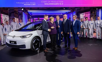 El ministro presidente de Sajonia, Michael Kretschmer y la canciller alemana Angela Merkel, presentan junto a directivos de Volkswagen y E-Mobility la producción del coche eléctrico ID.3 en la fabrica de Zwickau.