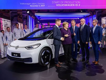 El ministro presidente de Sajonia, Michael Kretschmer y la canciller alemana Angela Merkel, presentan junto a directivos de Volkswagen y E-Mobility la producción del coche eléctrico ID.3 en la fabrica de Zwickau.