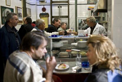 Un bar donde se vende también comida para llevar, el sábado en Atenas.