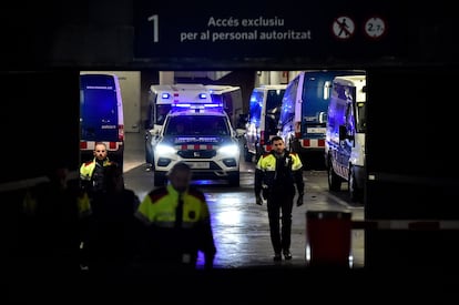 Furgoneta en la que supuestamente salía Dani Alves hacia prisión, en Barcelona.