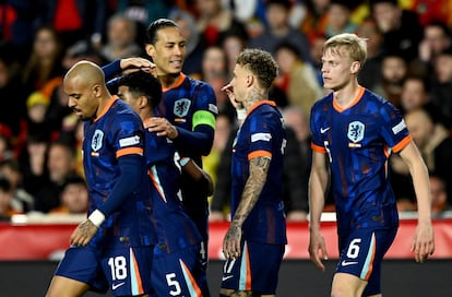 Los jugadores de Paises Bajos celebran el gol de Ian Maatsen, que supone el empate ante España.