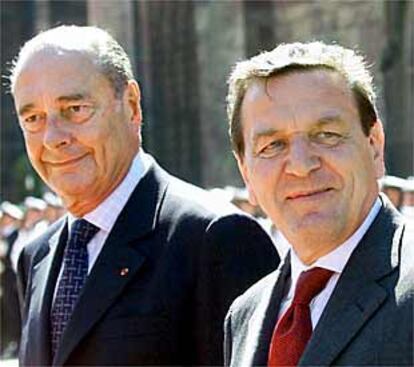 El presidente francés, Jacquese Chirac (izquierda), y el canciller alemán, Gerhard Schröder, en junio pasado.