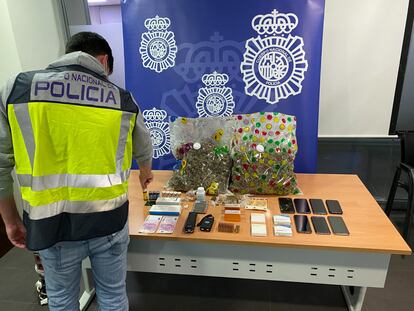 Al fondo, dos bolsas de marihuana halladas en la vivienda de la familia en Alicante.