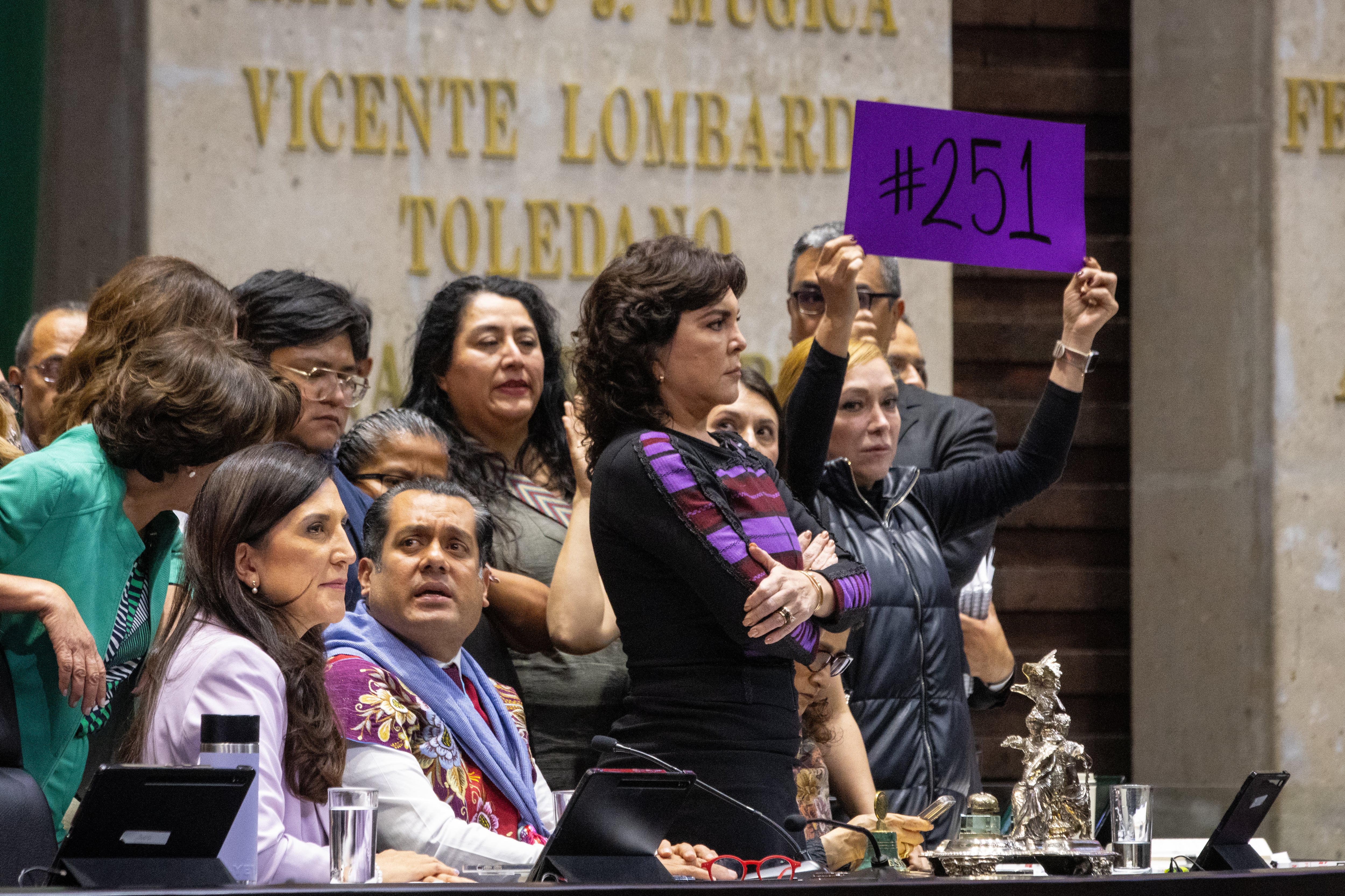 "Las Diputadas en la Mira: La Falta de Apoyo Femenino ante Cuauhtémoc Blanco"