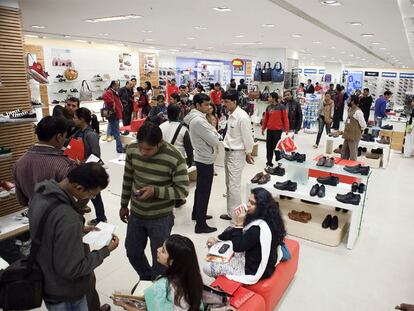 Consumidores indios compran en unos grandes almacenes recién inaugurados en Ghaziabad.