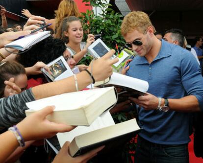 Kellan Lutz firma autógrafos en Sitges.