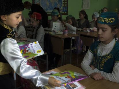 Estudiantes en una escuela de Simferópol (Rusia) con libros de texto en tártaro en 2017.