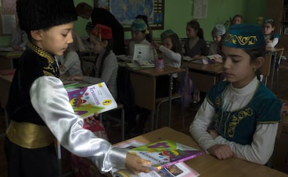 Estudiantes en una escuela de Simferópol (Rusia) con libros de texto en tártaro en 2017.