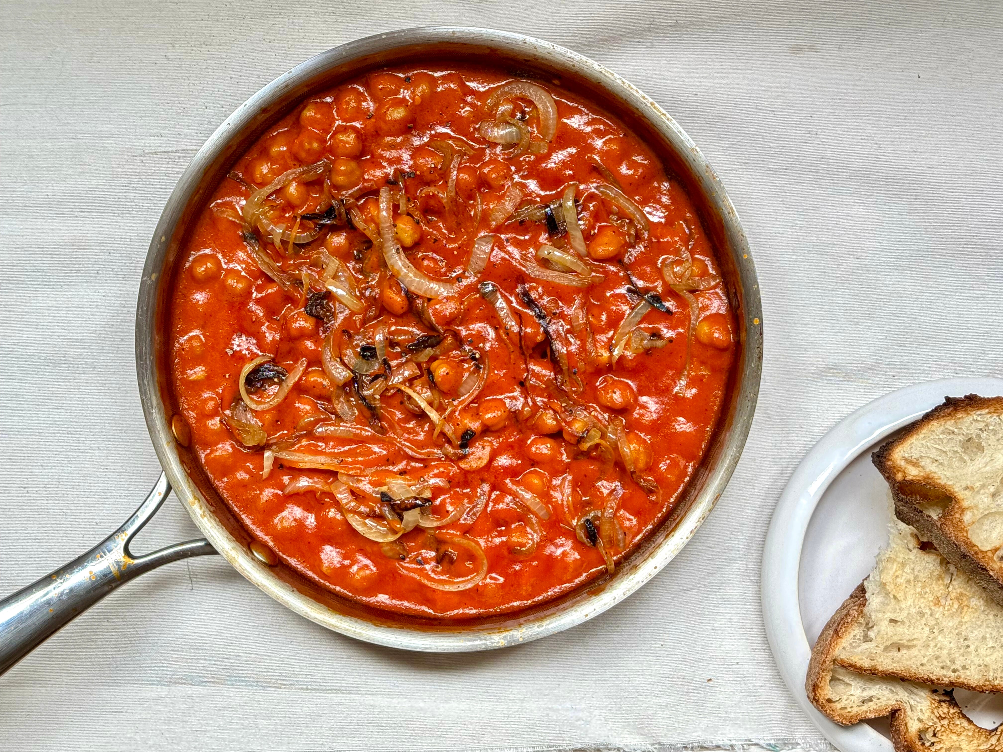 Garbanzos en salsa cremosa de piquillos