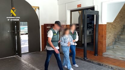 Dos agentes de la Guardia Civil con una de las detenidas de la Operación Lucrator en Alicante.