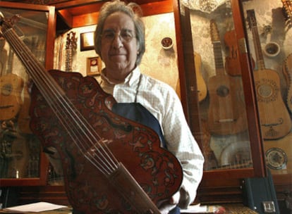 Marcelino López Nieto, con su reproducción de la vihuela de Isabel de Inglaterra.